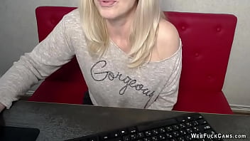 Blonde Amateur MILF With Glasses On Webcam