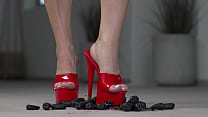 4K HOT FOOTFETISH! Crushing Fruits With Bare Feet And High Heels! 4K HOT FOOTFETISH! Crushing Fruits With Bare Feet And High Heels!