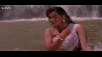 Padmini Kolhapure – Hot Video